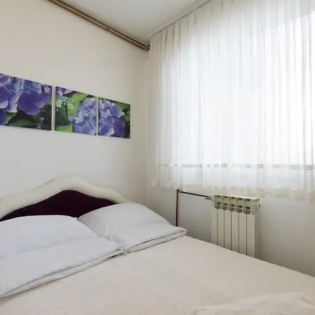 Landmark Apartment *